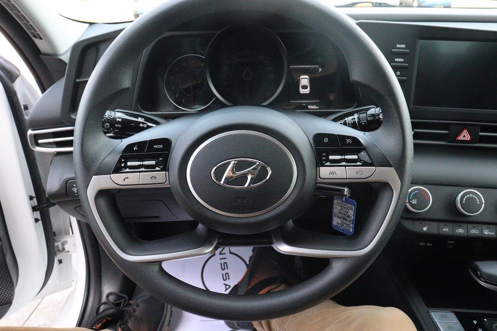 2022 Hyundai Elantra Essential in Jonquière, Quebec - 11 - w1024h768px