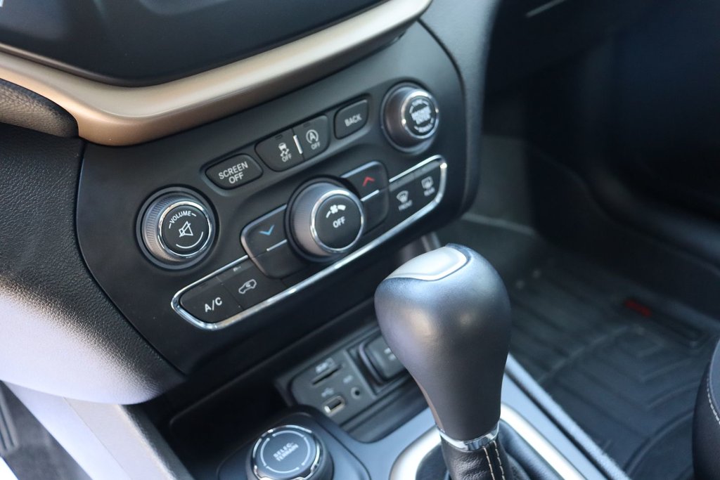 2016 Jeep Cherokee in Jonquière, Quebec - 15 - w1024h768px