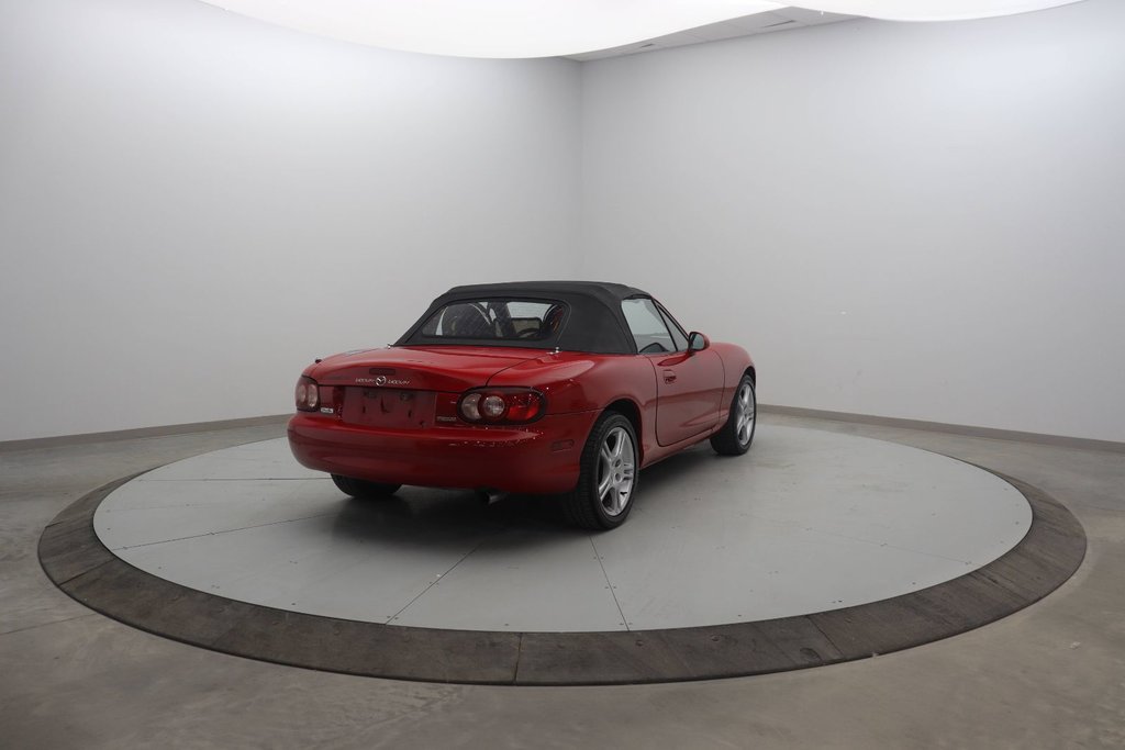 2004 Mazda MX-5 Miata in Jonquière, Quebec - 4 - w1024h768px