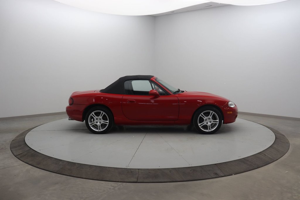 2004 Mazda MX-5 Miata in Jonquière, Quebec - 3 - w1024h768px