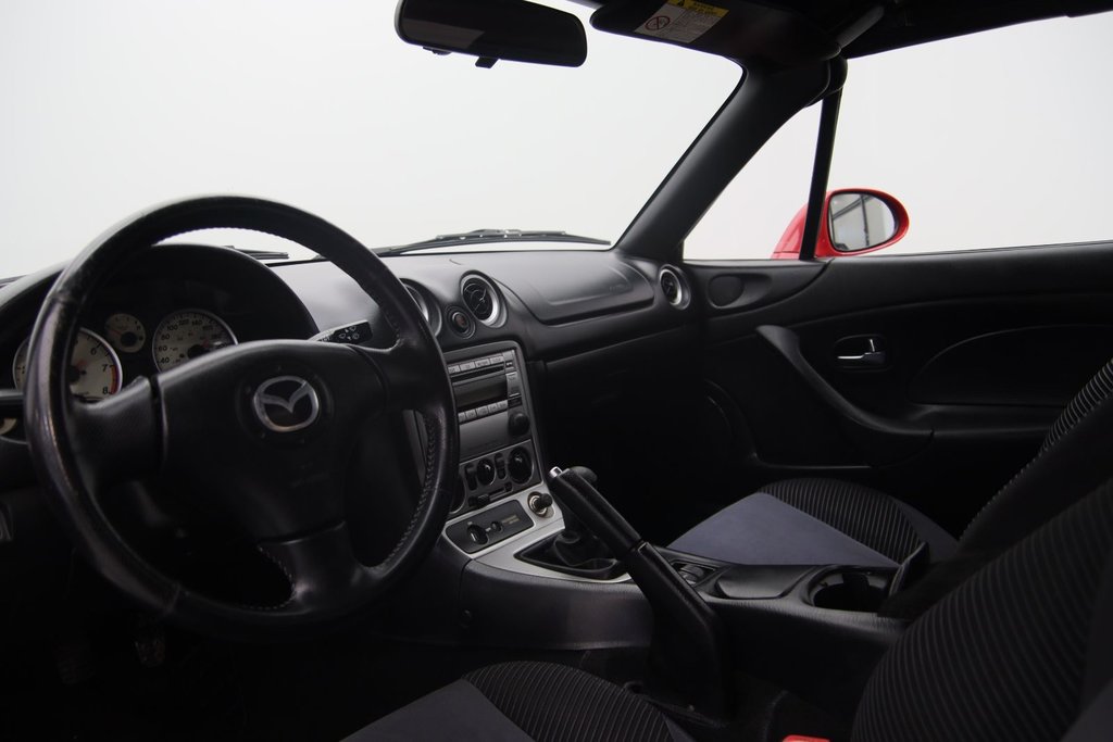 2004 Mazda MX-5 Miata in Jonquière, Quebec - 6 - w1024h768px