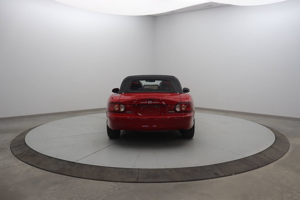 2004 Mazda MX-5 Miata in Jonquière, Quebec - 5 - w1024h768px
