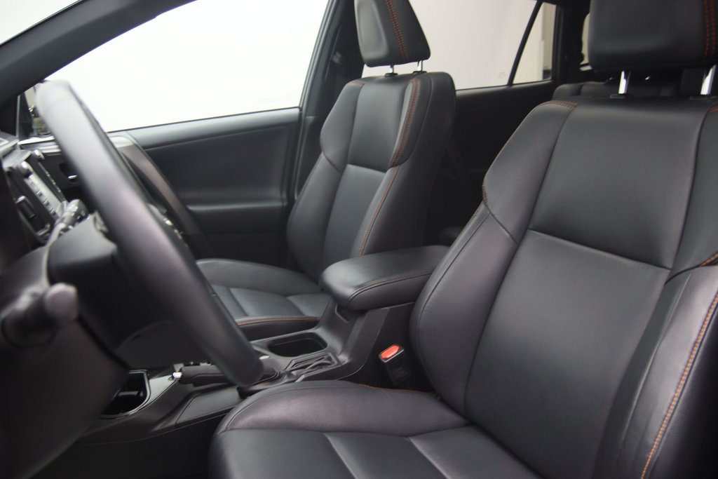 2017 Toyota RAV4 in Jonquière, Quebec - 7 - w1024h768px