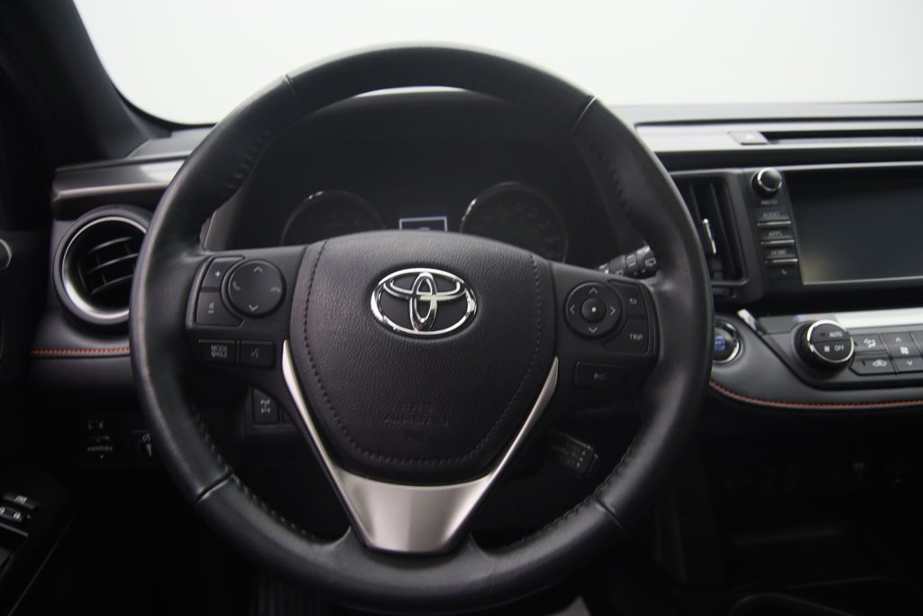 2017 Toyota RAV4 in Jonquière, Quebec - 12 - w1024h768px