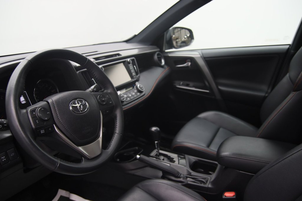 2017 Toyota RAV4 in Jonquière, Quebec - 6 - w1024h768px