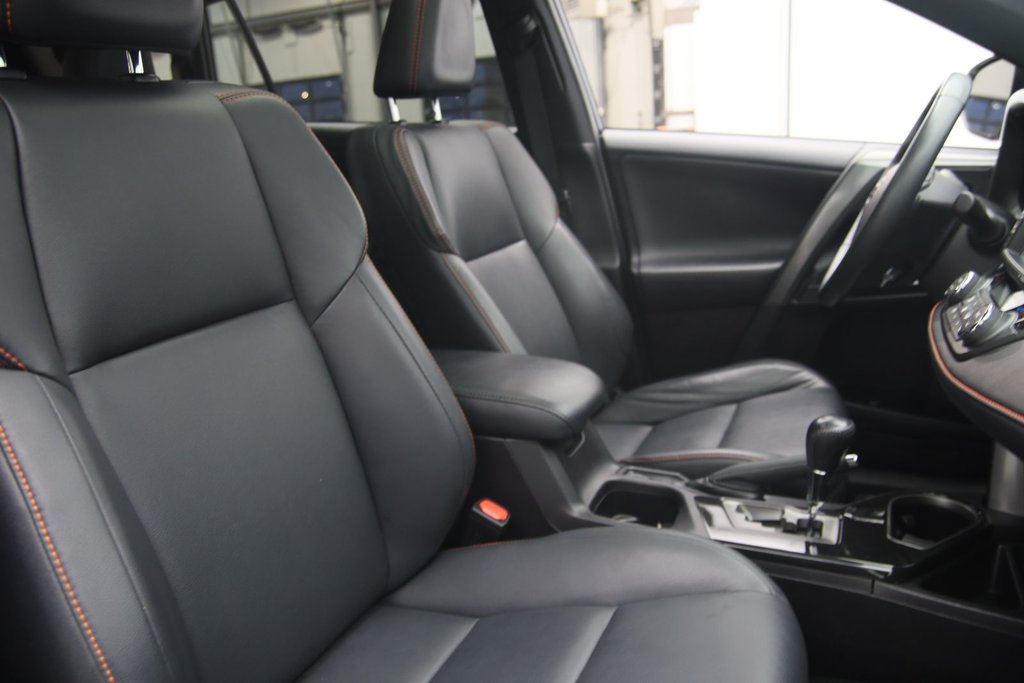 2017 Toyota RAV4 in Jonquière, Quebec - 16 - w1024h768px