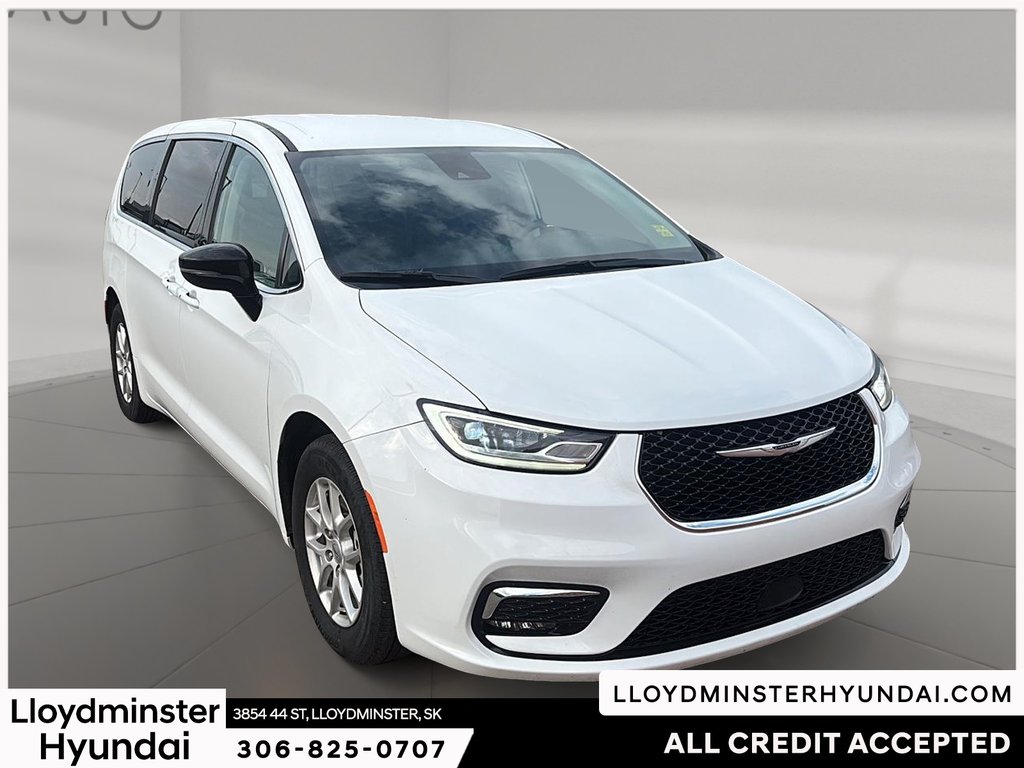 2024 Chrysler Pacifica Touring-L in Lloydminster, Saskatchewan - 3 - w1024h768px