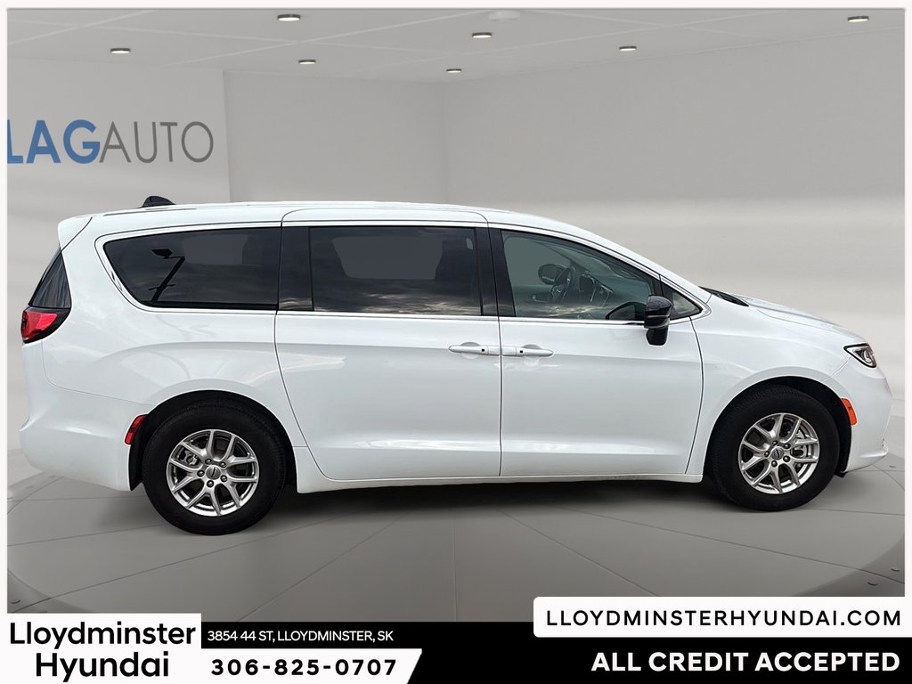 2024 Chrysler Pacifica Touring-L in Lloydminster, Saskatchewan - 4 - w1024h768px