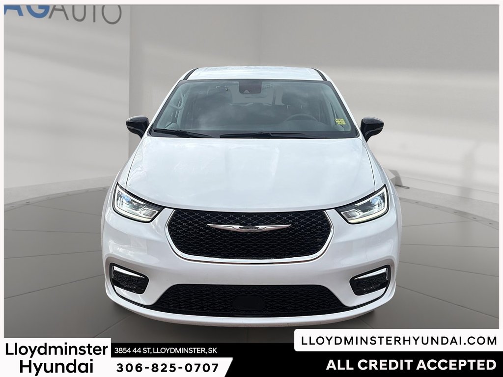 2024 Chrysler Pacifica Touring-L in Lloydminster, Saskatchewan - 2 - w1024h768px