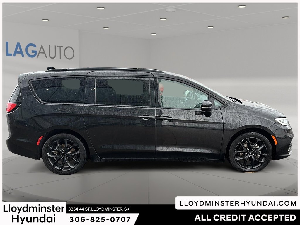 2024 Chrysler Pacifica Touring-L in Lloydminster, Saskatchewan - 4 - w1024h768px