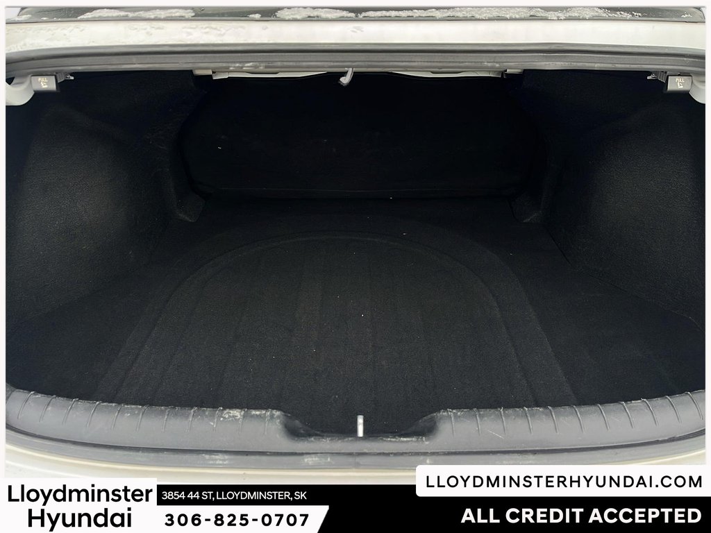 2023 Hyundai Elantra Preferred in Lloydminster, Saskatchewan - 9 - w1024h768px