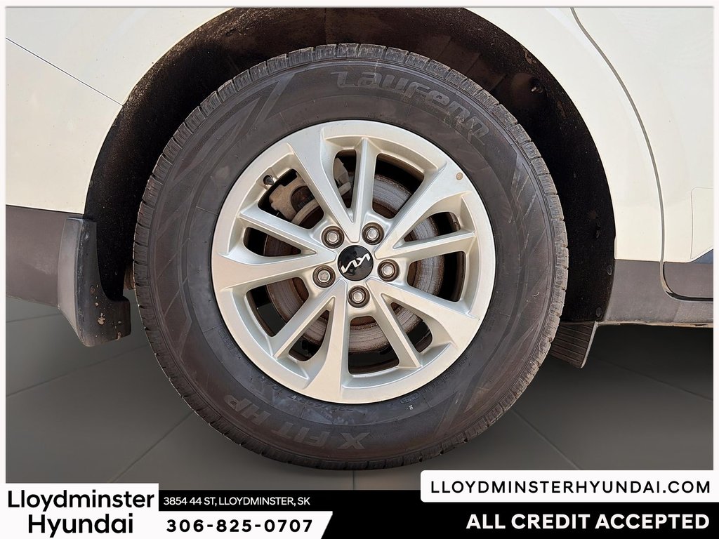 2024 Kia Carnival LX in Lloydminster, Saskatchewan - 11 - w1024h768px
