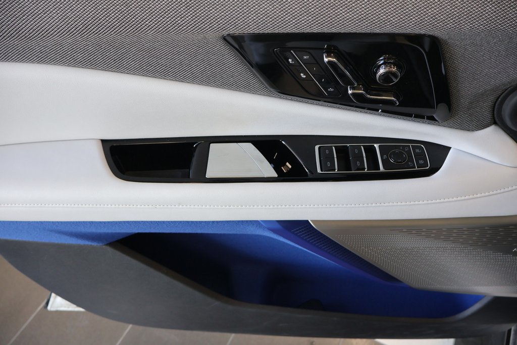 2025 Cadillac OPTIQ Luxury AWD in Montreal, Quebec - 21 - w1024h768px