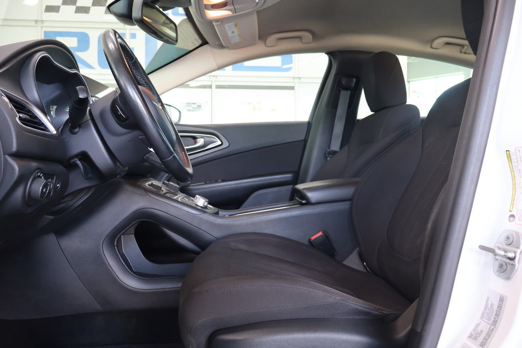 2016 Chrysler 200 Limited CERTIFIÉ ET INSPECTÉ in Montreal, Quebec - 2 - w1024h768px
