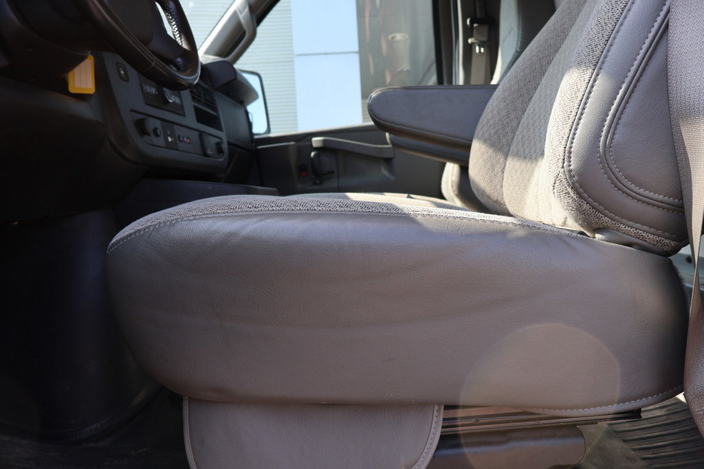 2023 GMC Savana Commercial Cutaway in Montreal, Quebec - 6 - w1024h768px