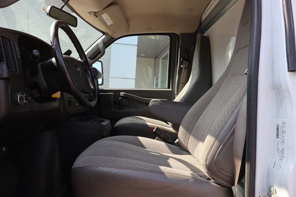2023 GMC Savana Commercial Cutaway in Montreal, Quebec - 2 - w1024h768px
