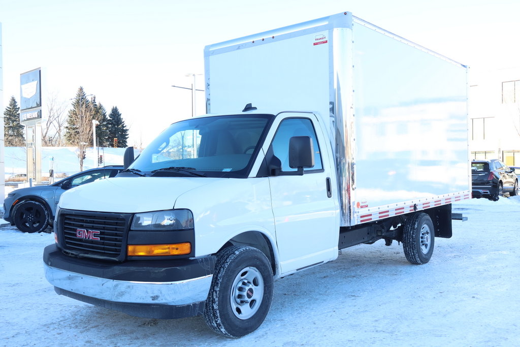 GMC Savana Cutaway 3500  2024 à Montréal, Québec - 1 - w1024h768px