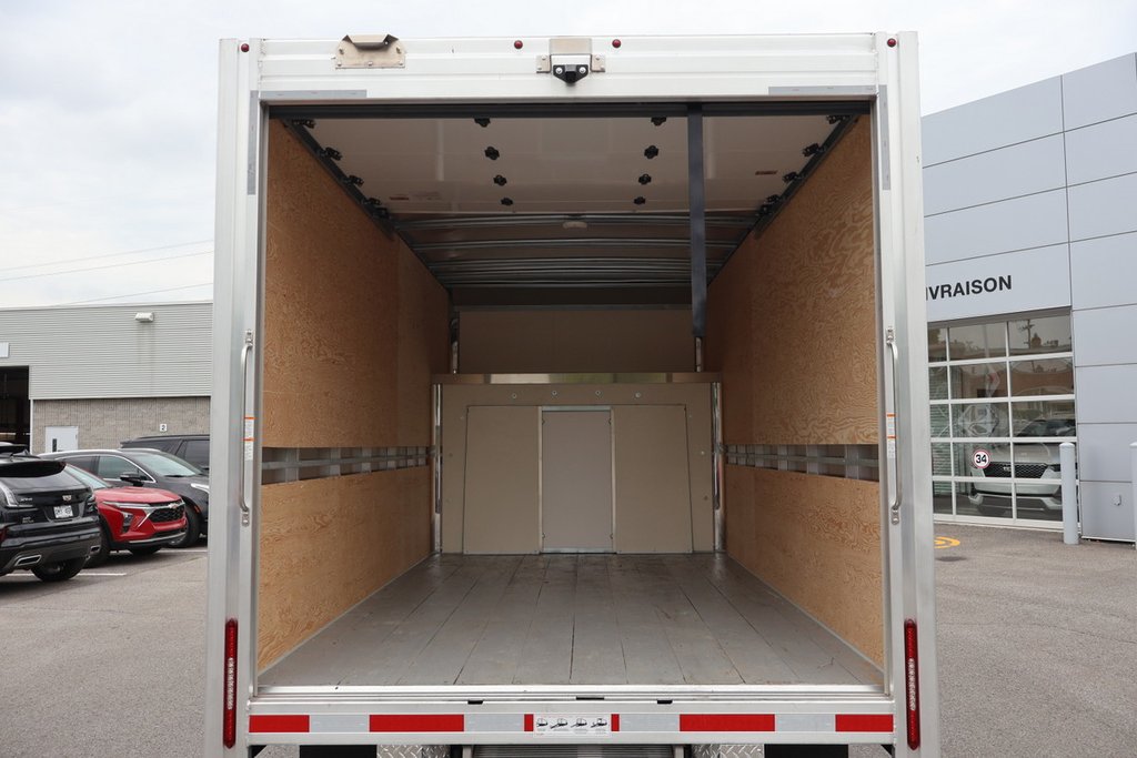 2026 GMC Savana Cutaway 3500 in Montreal, Quebec - 17 - w1024h768px