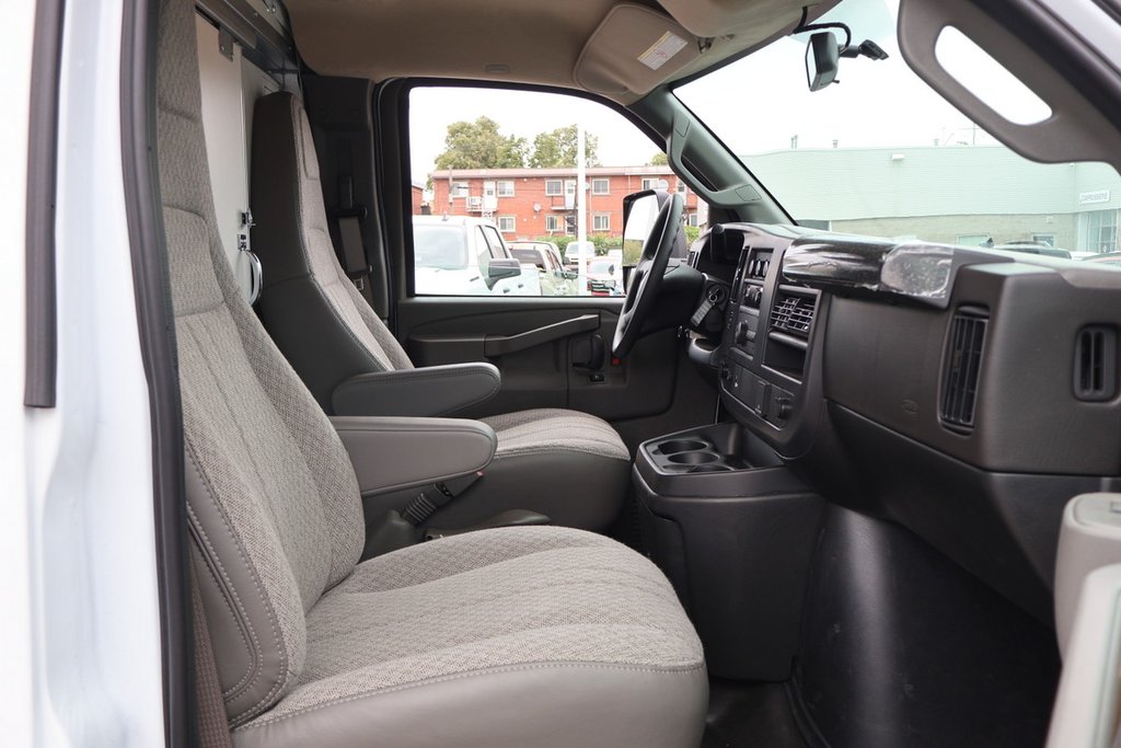 2026 GMC Savana Cutaway 3500 in Montreal, Quebec - 3 - w1024h768px