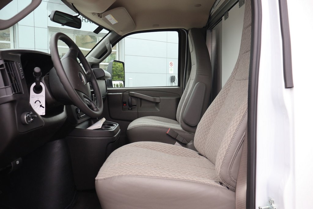 2026 GMC Savana Cutaway 3500 in Montreal, Quebec - 2 - w1024h768px