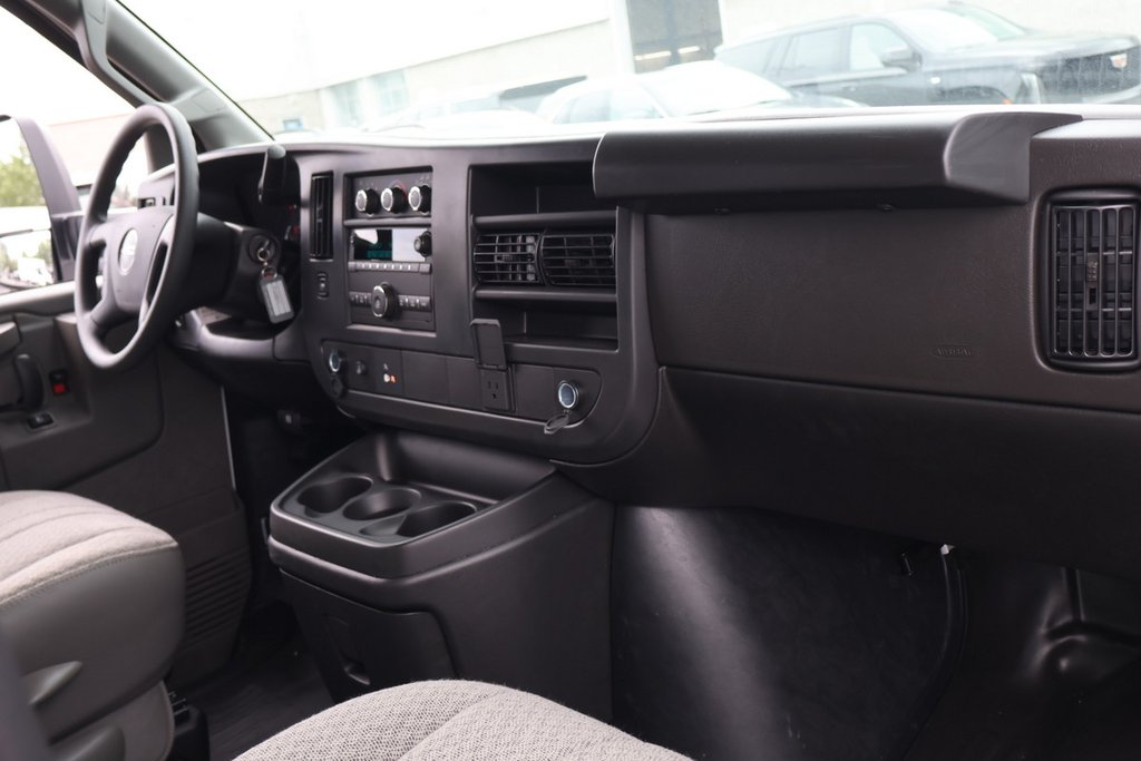 2026 GMC Savana Cutaway 3500 in Montreal, Quebec - 9 - w1024h768px