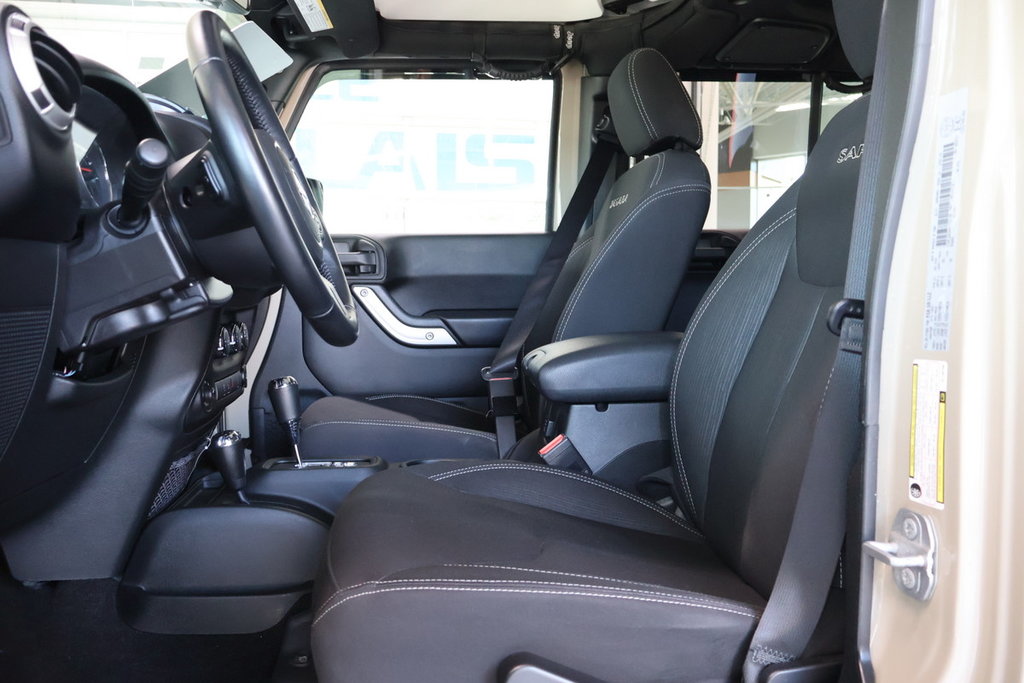 Jeep Wrangler Unlimited Sahara 2 TOITS CERTIFIÉ INSPECTÉ AUTOMATIQUE 2017 à Montréal, Québec - 2 - w1024h768px