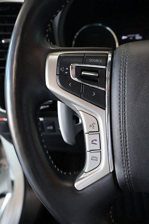 2020 Mitsubishi OUTLANDER PHEV in Montreal, Quebec - 13 - w1024h768px