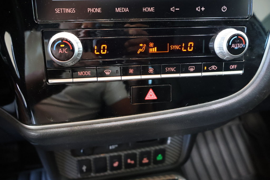2020 Mitsubishi OUTLANDER PHEV in Montreal, Quebec - 18 - w1024h768px