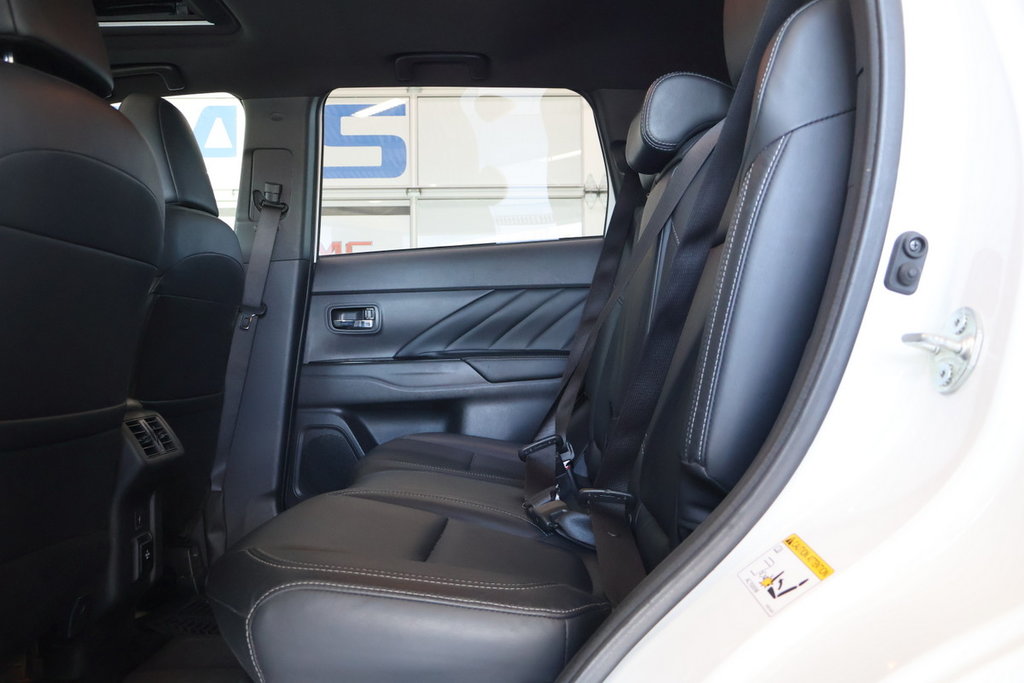 2020 Mitsubishi OUTLANDER PHEV in Montreal, Quebec - 23 - w1024h768px