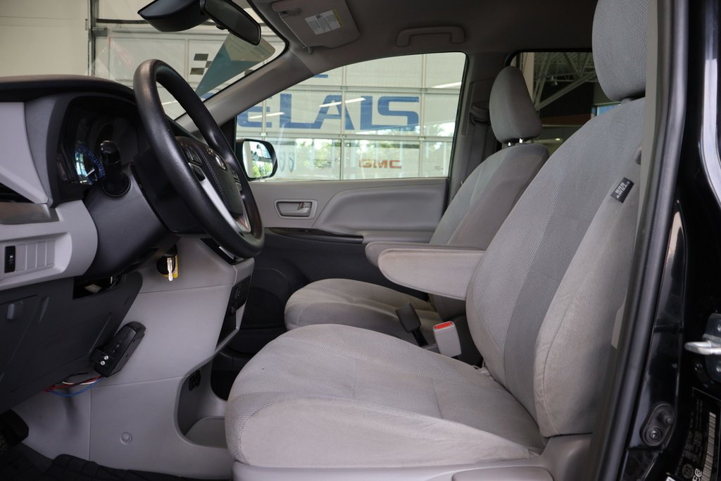 2018 Toyota Sienna in Montreal, Quebec - 2 - w1024h768px