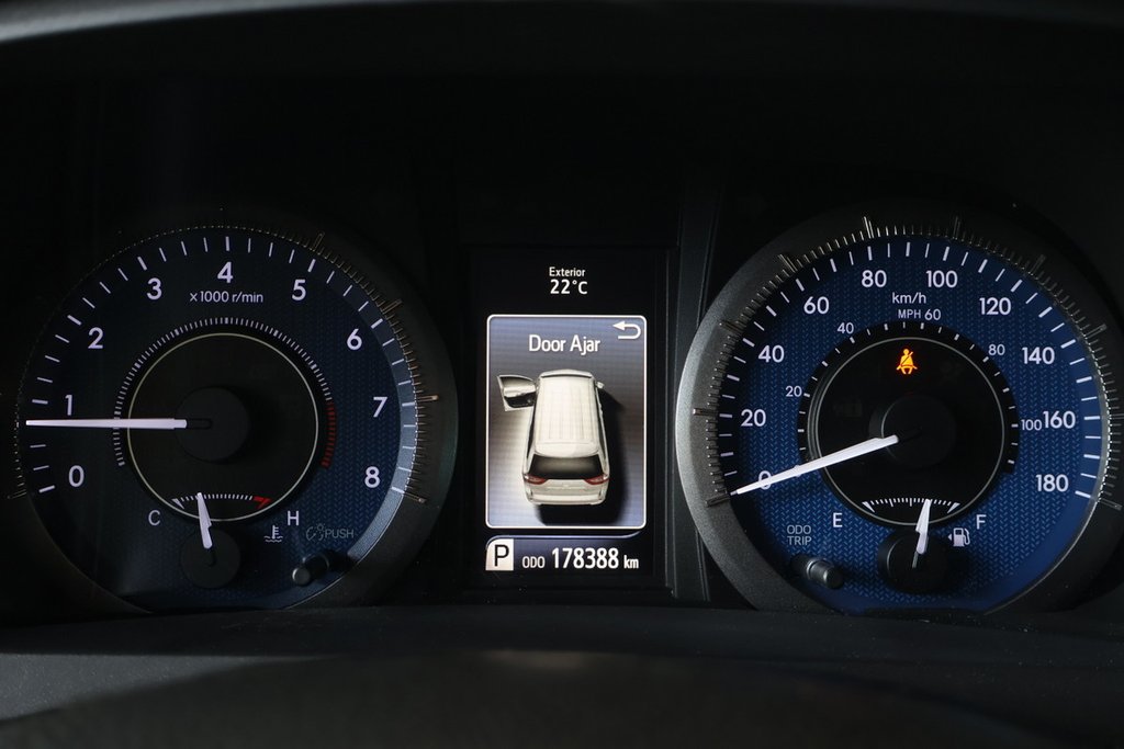 2018 Toyota Sienna in Montreal, Quebec - 4 - w1024h768px