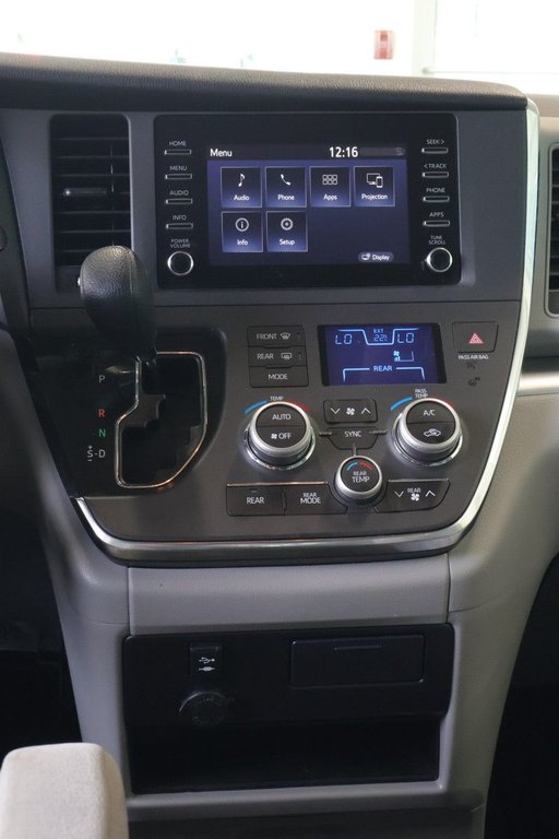 2018 Toyota Sienna in Montreal, Quebec - 5 - w1024h768px