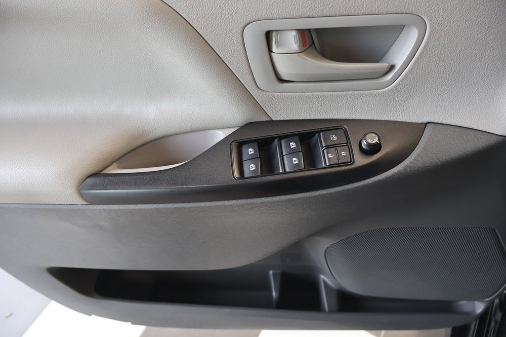 2018 Toyota Sienna in Montreal, Quebec - 17 - w1024h768px
