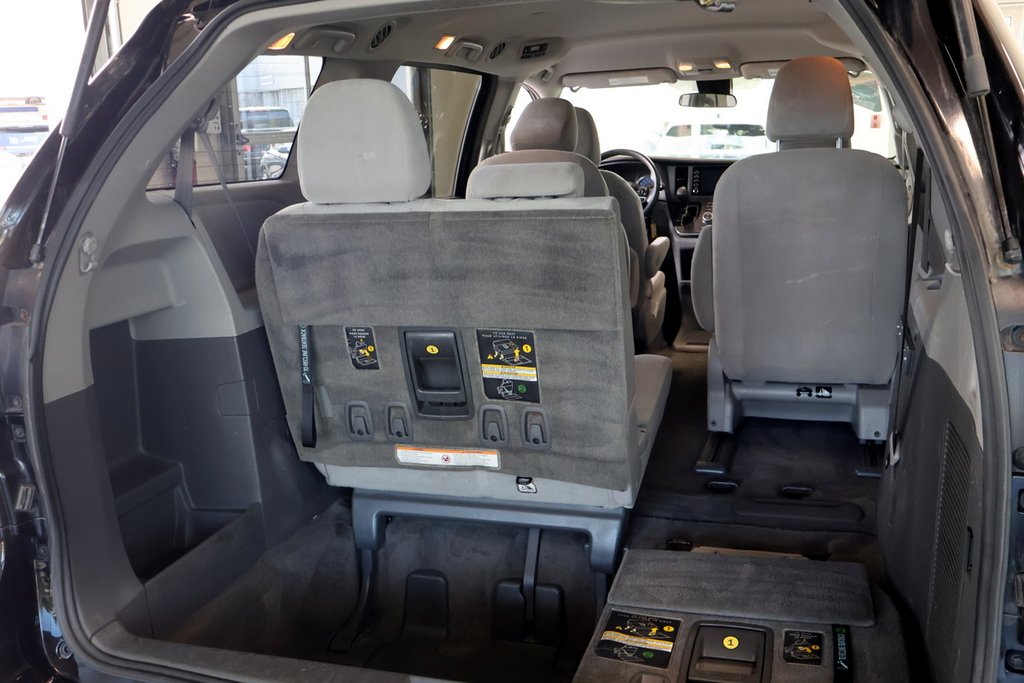 2018 Toyota Sienna in Montreal, Quebec - 22 - w1024h768px