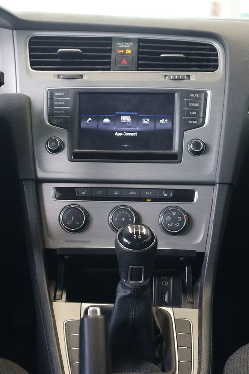 2017 Volkswagen Golf in Montreal, Quebec - 5 - w1024h768px