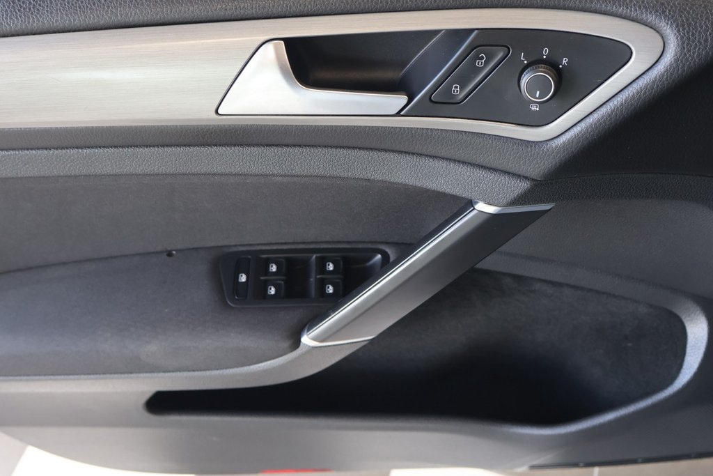 2017 Volkswagen Golf in Montreal, Quebec - 17 - w1024h768px