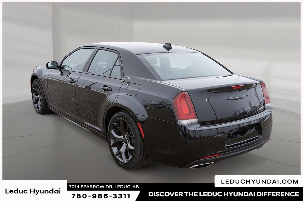 2022 Chrysler 300 Touring L in Leduc, Alberta - 4 - w1024h768px