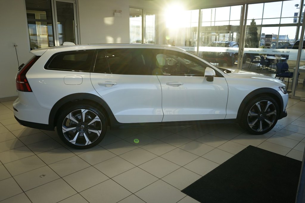 2022 Volvo V60 Cross Country BASE in Leduc, Alberta - 5 - w1024h768px