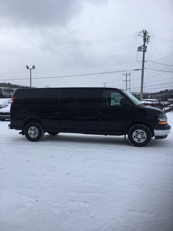 2017 Chevrolet Express Cargo Van in Mont-Tremblant, Quebec - 4 - w1024h768px