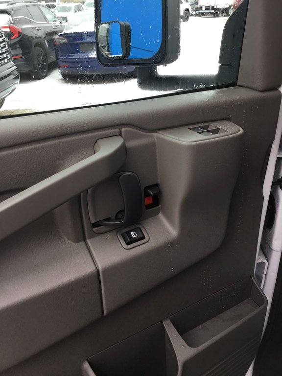 Chevrolet EXPRESS CUTAWAY 139¨ (1WT)  2025 à Mont-Tremblant, Québec - 9 - w1024h768px