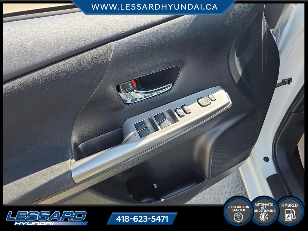 2017 Toyota Prius v in Québec, Quebec - 11 - w1024h768px