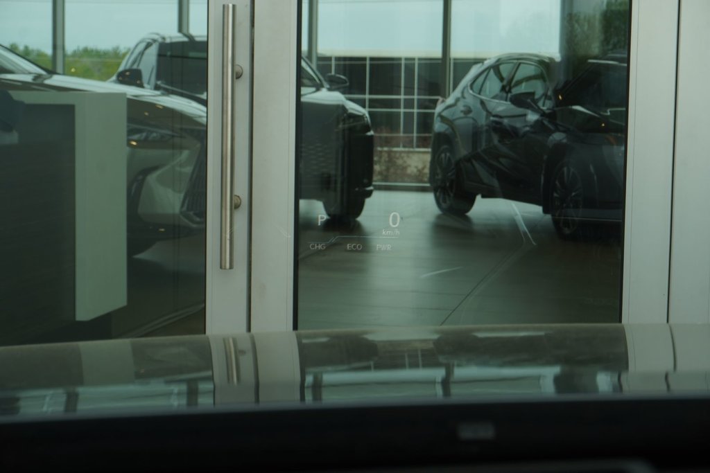 2025 Lexus ES 300h ULTRA LUXURY|M/LEVINSON|HUD|WIRELESS|MOONROOF in Ajax, Ontario at Lexus of Lakeridge - 5 - w1024h768px