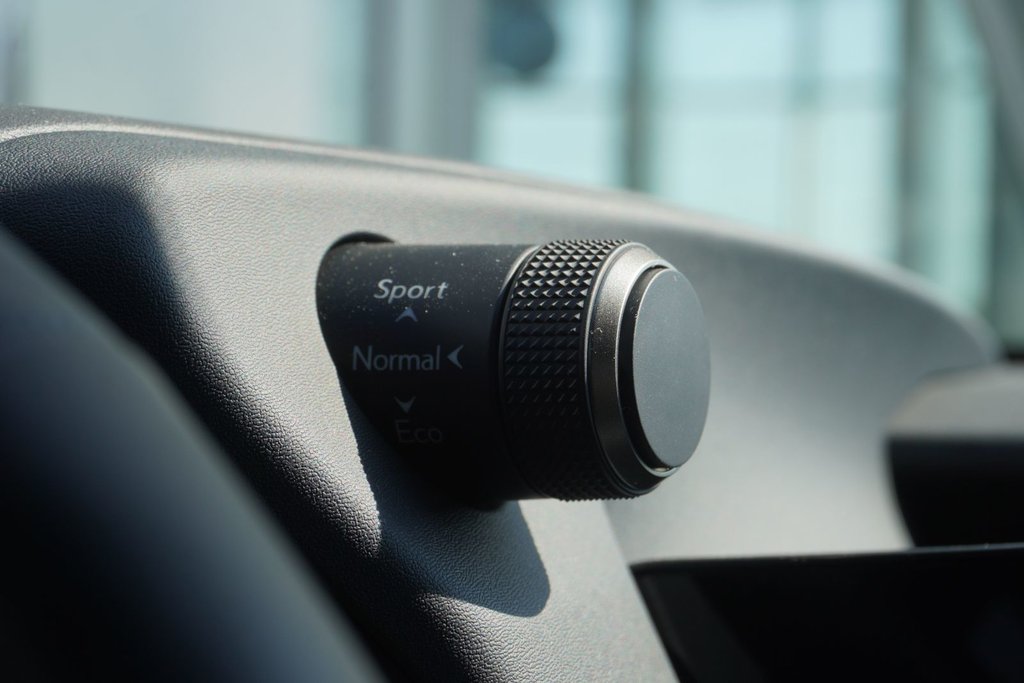 2025 Lexus UX 300h PREMIUM|BLINDSPOT|MOONROOF|H/STEERING in Ajax, Ontario at Lexus of Lakeridge - 6 - w1024h768px