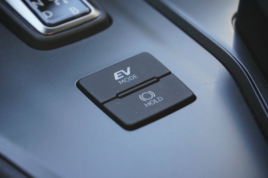 2025 Lexus UX 300h PREMIUM|CARPLAY|BLINDSPOT|H/STEERING|MOONROOF in Ajax, Ontario at Lexus of Lakeridge - 7 - w1024h768px