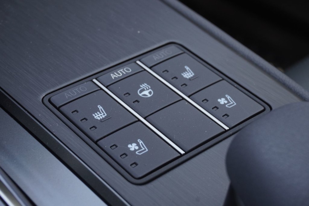 2025 Lexus UX 300h LUXURY|HUD|12.3 DISPLAY|WIRELESS|CARPLAY in Ajax, Ontario at Lakeridge Auto Gallery - 12 - w1024h768px