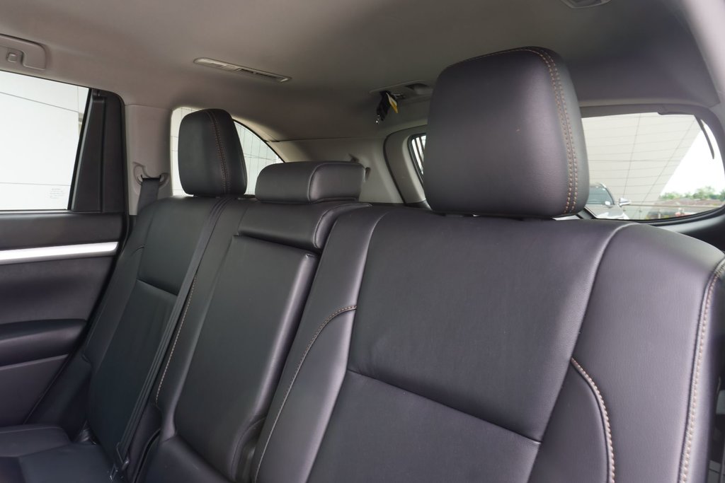 2019 Toyota Highlander XLE AWD|NAVI|MOONROOF|HYBRID|B/SPOT|HEATING SEATS in Ajax, Ontario at Lexus of Lakeridge - 11 - w1024h768px