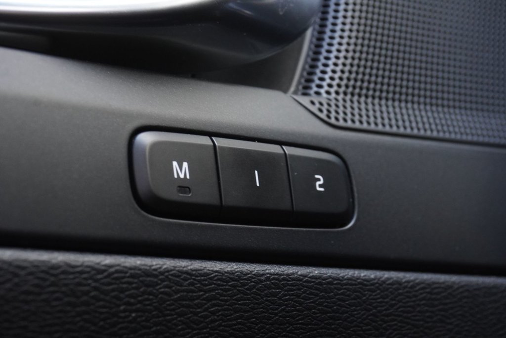 2020 Volvo XC40 T5 AWD MOMEMNTUM|NAVI|PANORAMIC|H/STEERING|CARPLAY in Ajax, Ontario at Lexus of Lakeridge - 3 - w1024h768px