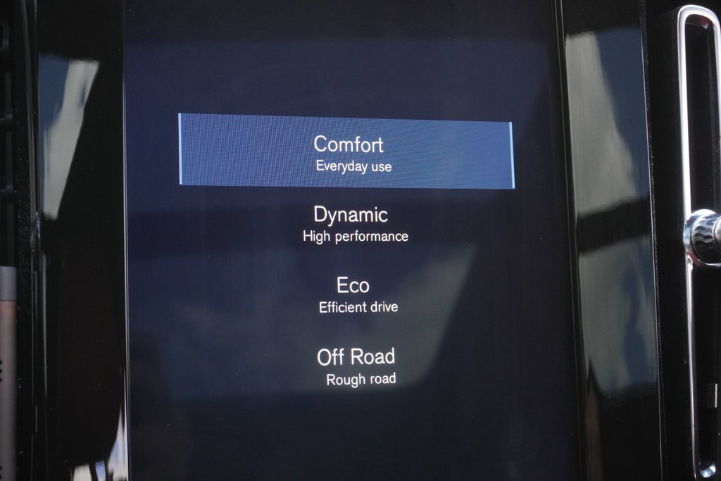 2020 Volvo XC40 T5 AWD MOMEMNTUM|NAVI|PANORAMIC|H/STEERING|CARPLAY in Ajax, Ontario at Lexus of Lakeridge - 7 - w1024h768px