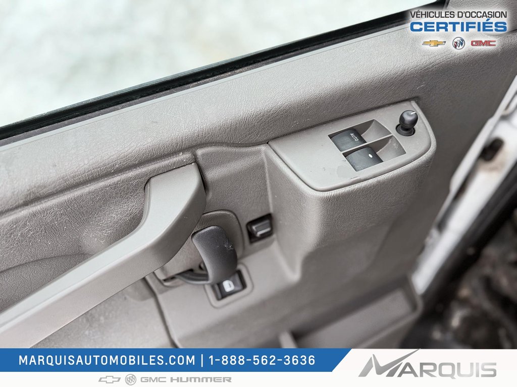 GMC Savana Cargo Van  2022 à Matane, Québec - 7 - w1024h768px