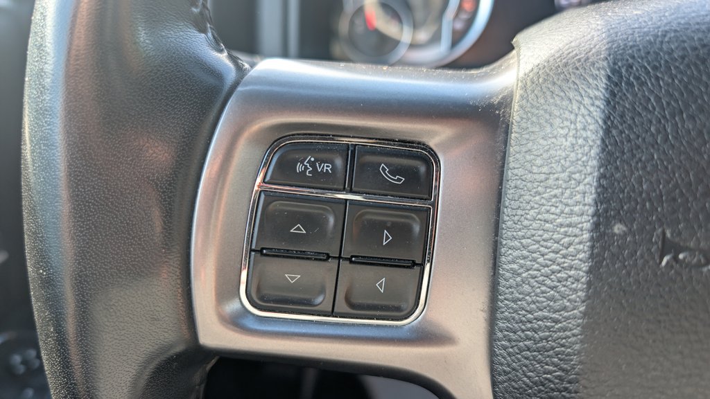 2021 Ram 1500 Classic Warlock, V6,CREW ENSEMBLE REMORQUAGE in Boucherville, Quebec - 23 - w1024h768px